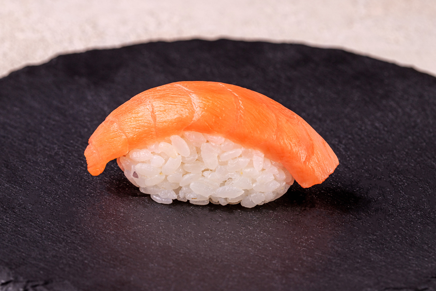 Суши с лососем