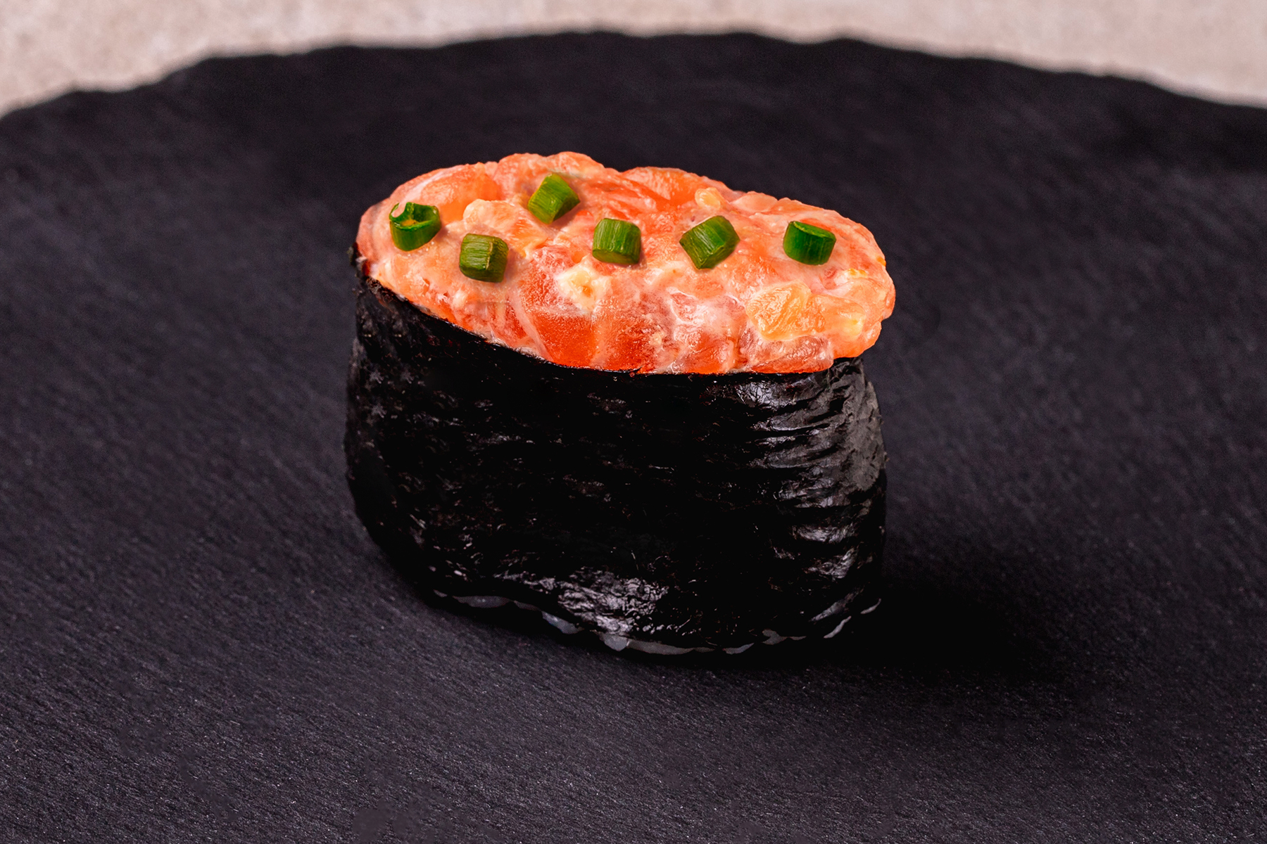 Острые суши с лососем