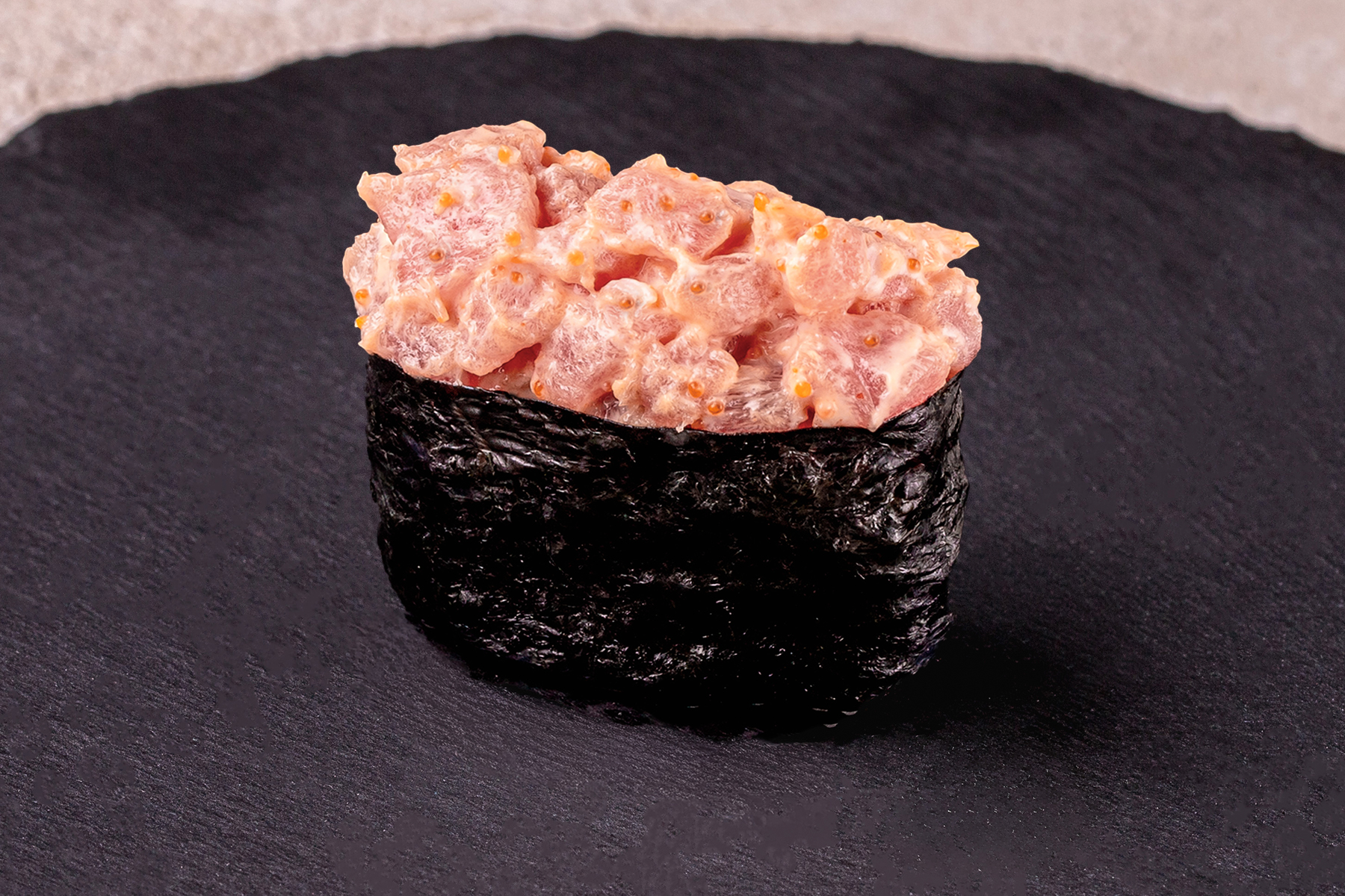 Острые суши с тунцом